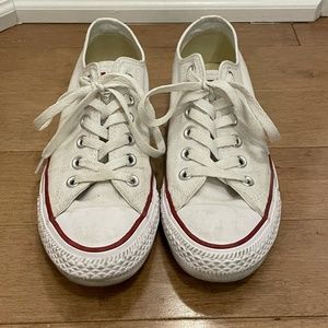 White Lowtop Converse Chuck Taylor All-Stars